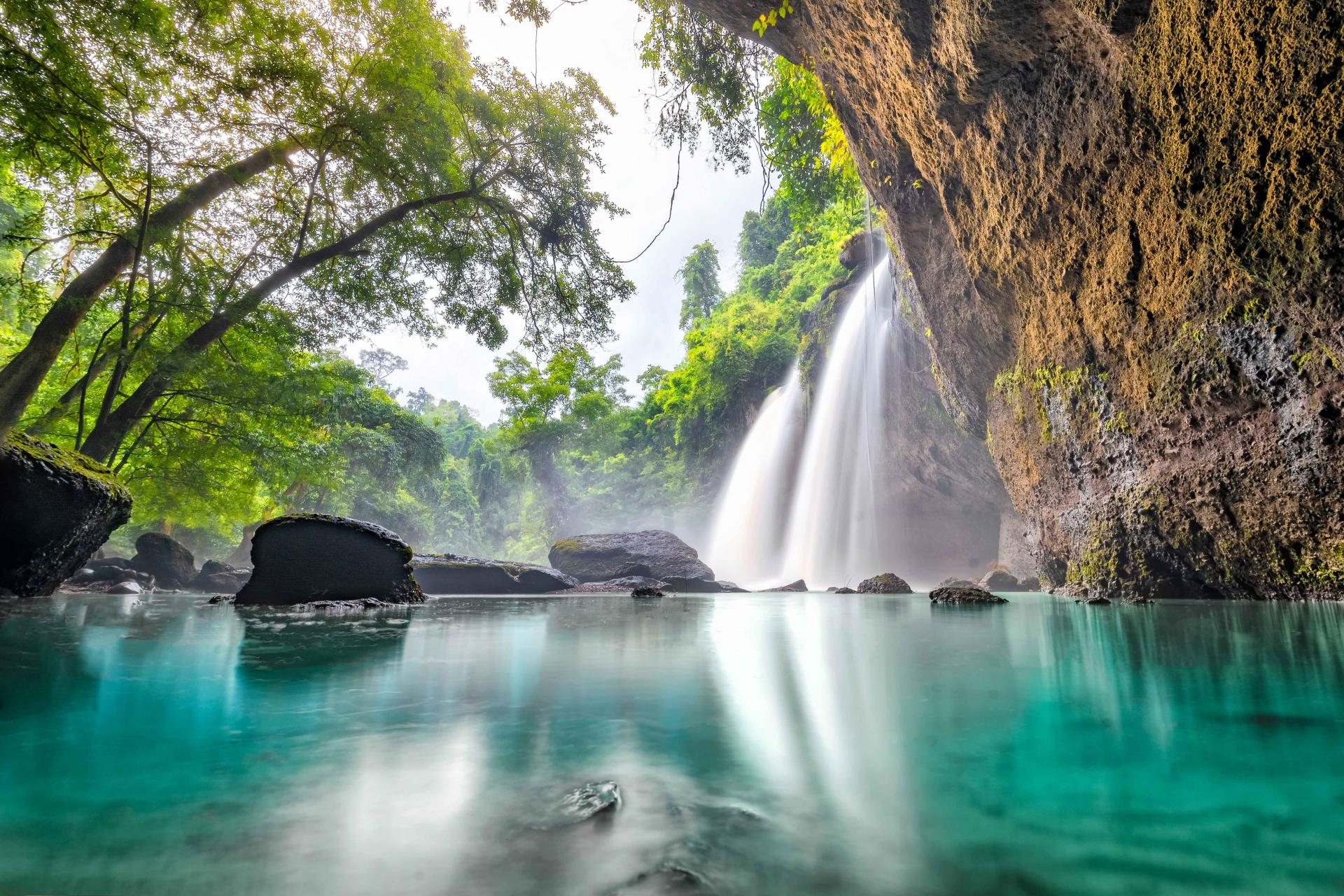 ชื่นชมความสวยงามอลังการของสายน้ำตกสุดตระการตา